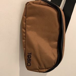 TOBIQ travel hip Pak, adjustable click in strap. Zipper outside and top.